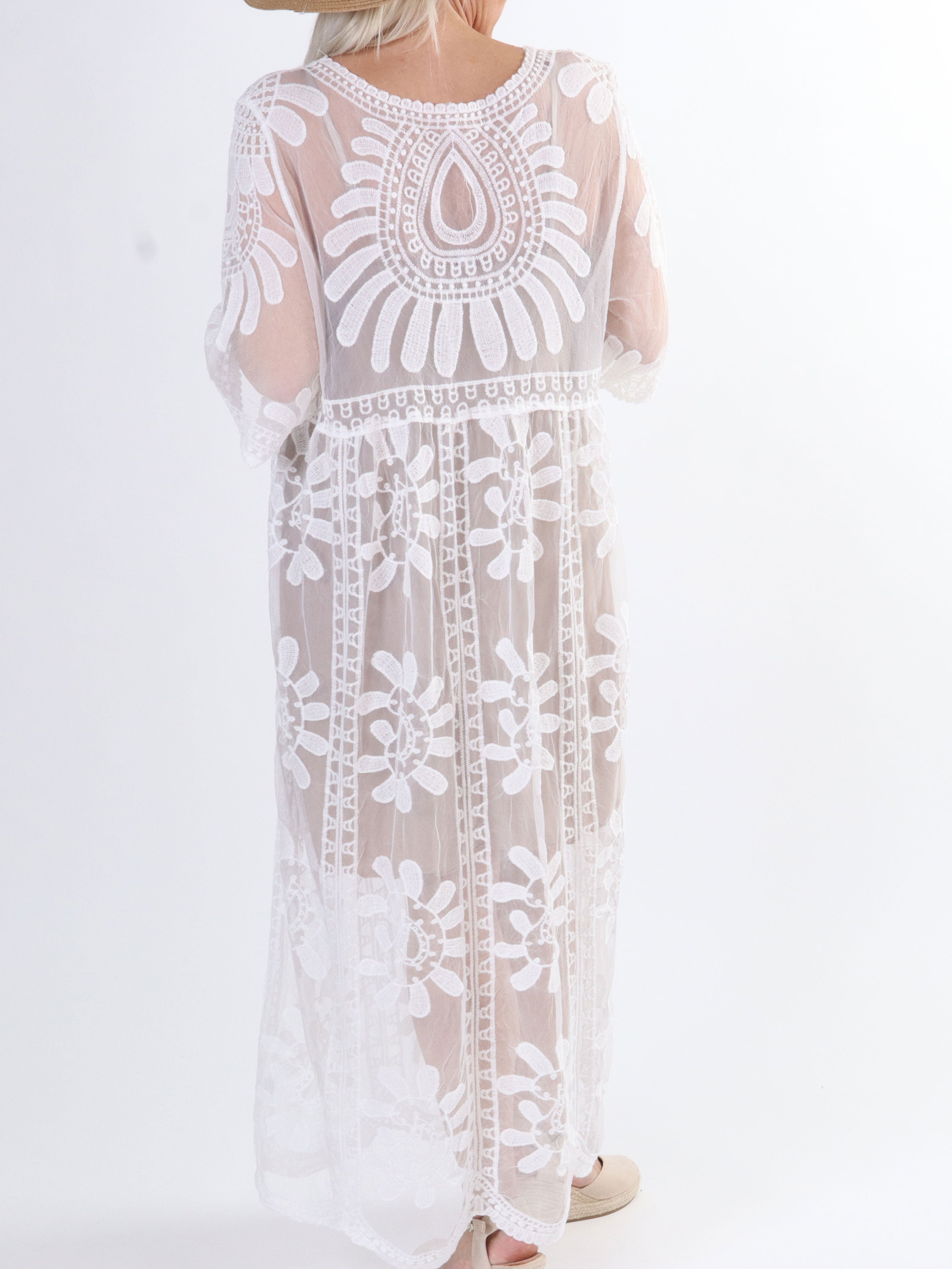 Amalie - Feminin plus size semi-transparent blonde kjole